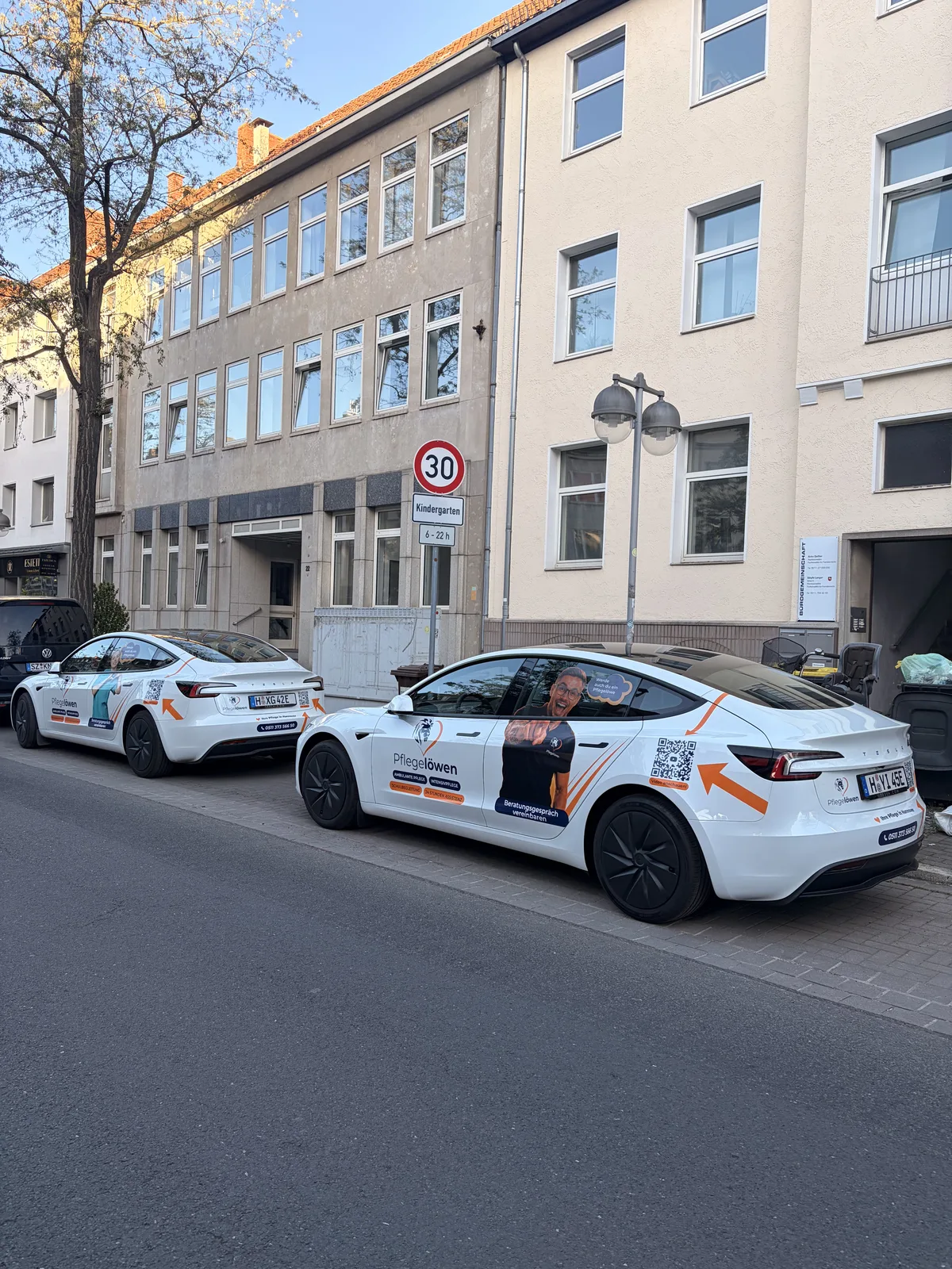 Zwei Pflegelöwen-E-Autos im Einsatz in Hannover
