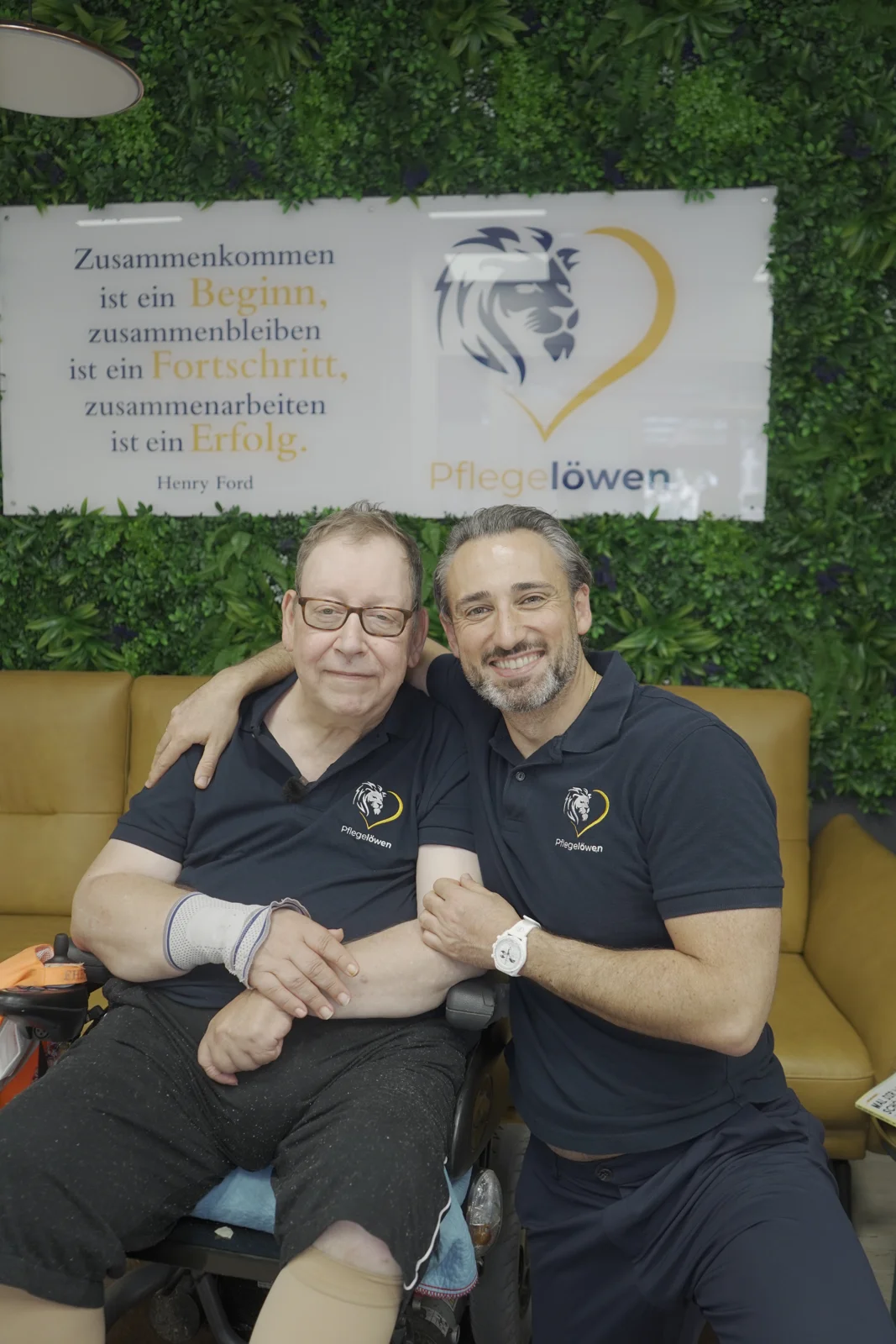 Ein Klient der Pflegelöwen gemeinsam mit einem Mitarbeiter